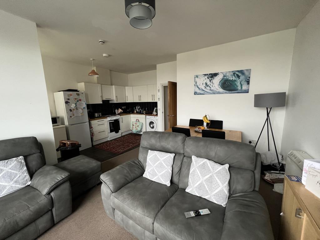Lot: 89 - FREEHOLD INVESTMENT OF SEVEN APARTMENTS - General view of Flat 4 living area